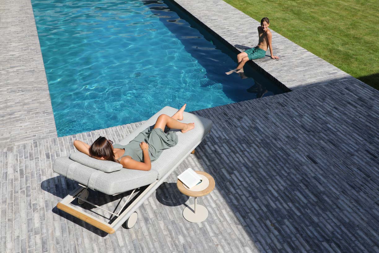 Wszechstronny, regulowany szezlong na zewnątrz przy basenie i na patio –-odporny na warunki pogodowe i ergonomiczny komfort